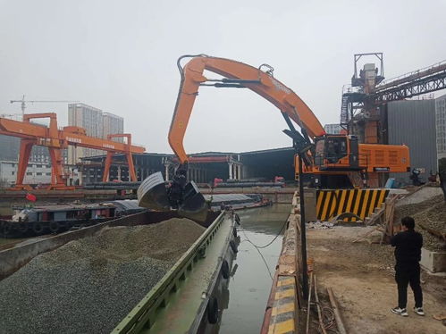 履帶式雙動力液壓碼頭抓料機 高效裝卸服務的核心設備